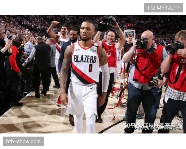 利拉德无球跑动创造关键三分，改变开拓者进攻结构