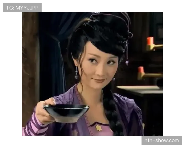 蒋林静这人设也太会翻了，白天训练室邻家女孩，晚上晚宴像千万富婆